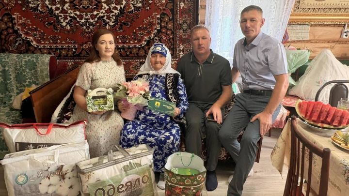 Гомер көзенең матур мизгелләре: Олы Кибәче ак әбисе 90 яшен билгеләп үтте