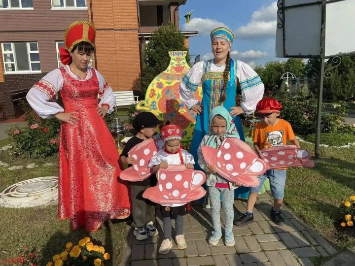 «Самовар янында кунакчыллык»: «Шоколад» бакчасында балалар өчен милли бәйрәм узды
