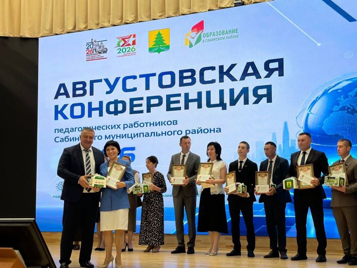 Август киңәшмәсендә педагогларга мактаулы исемнәр тапшырылды/фоторепортаж