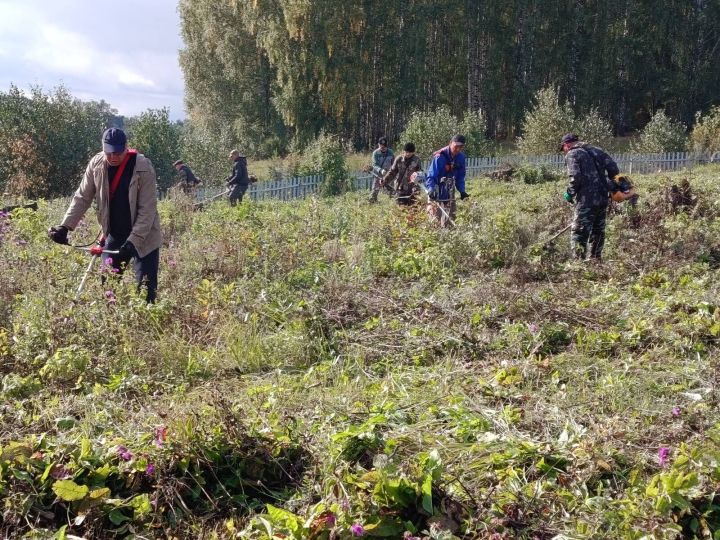 «Исәннәрнең кадерен бел, үлгәннәрнең каберен бел»: Югары Шытсу зиратында күмәк өмә үтте