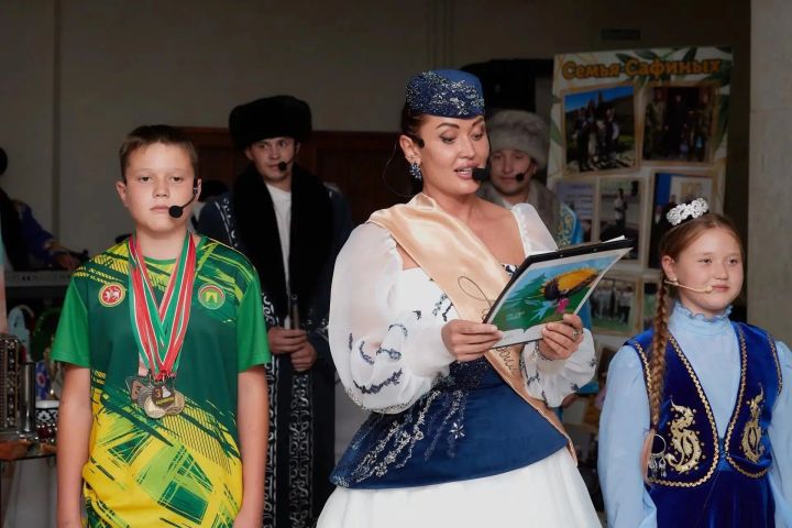 Саба данын яклап: Сафиннар гаиләсе «Нечкәбил» фестивалендә катнашты
