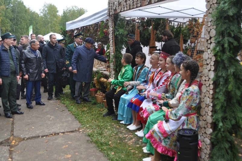 Татарстан Рәисе республика урманчылыклары әзерләгән күргәзмә белән танышты