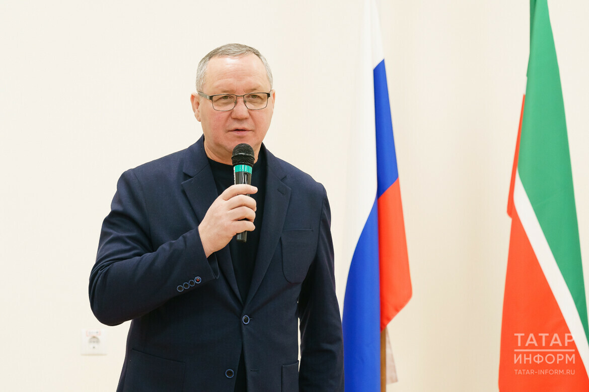 Бүләкләрне аларга агентлык җитәкчесе Айдар Сәлимгәрәев тапшырды