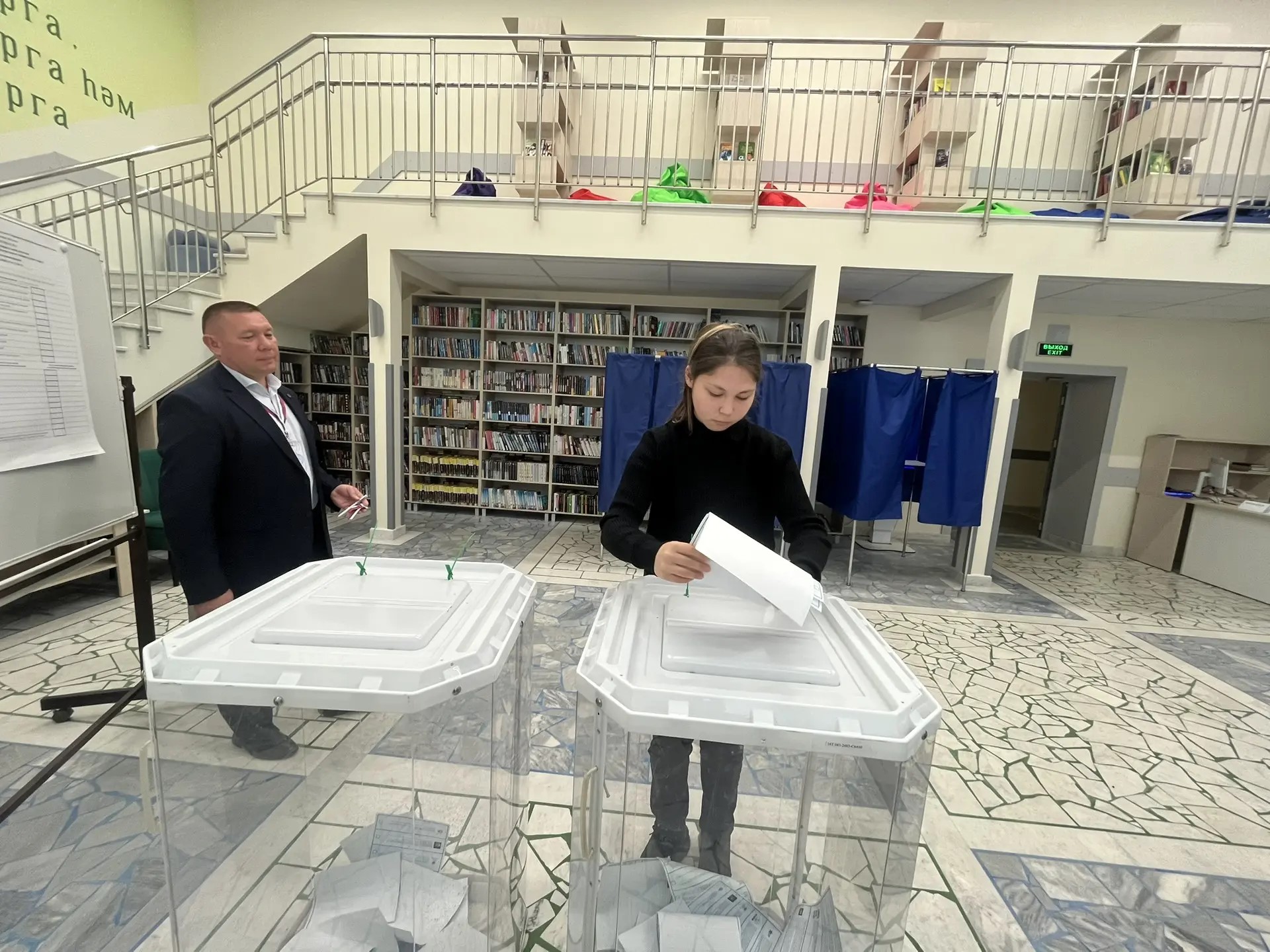 Район үзәк китапханәсендә урнашканФәнзилә Низамиева  да быел беренче тапкыр  тавыш бирү хокукы алган
