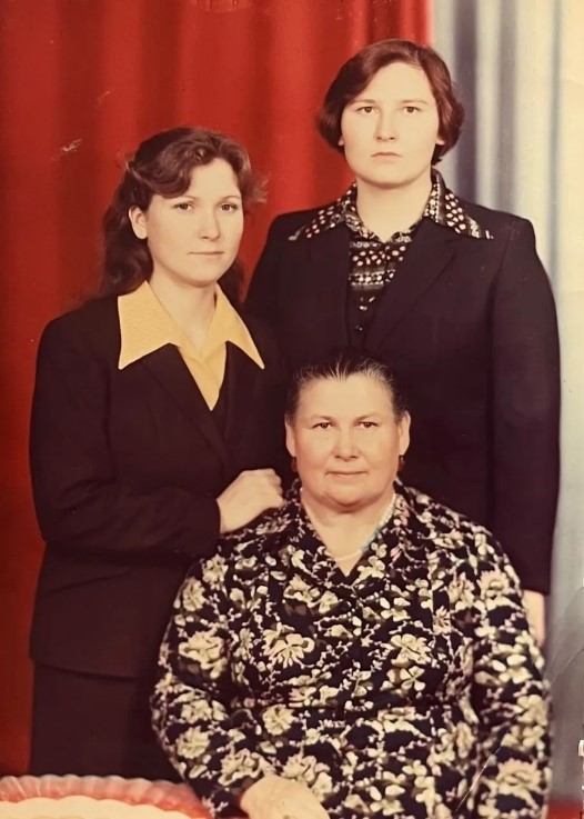 Масфура апа үзенең кызлары белән