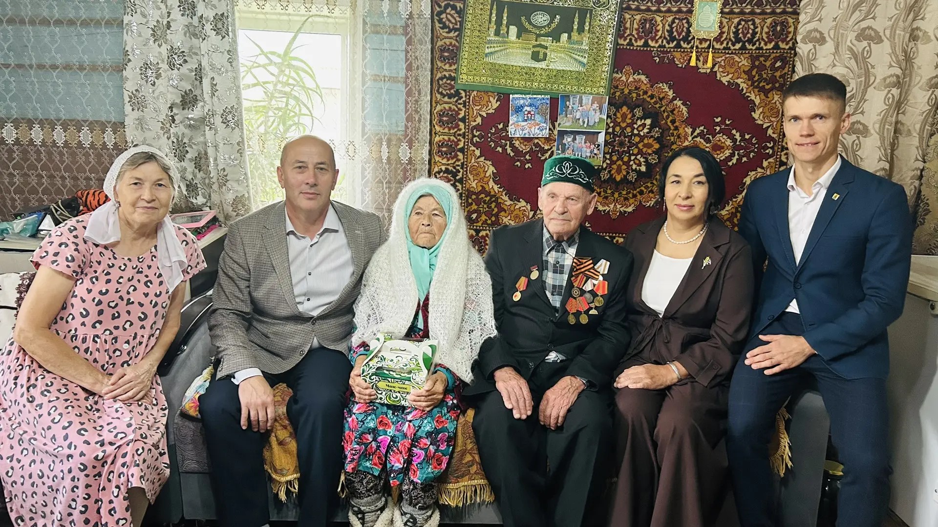  Фәүзия һәм Әмин Галәвиевларны тәбрикләү мизгелләре