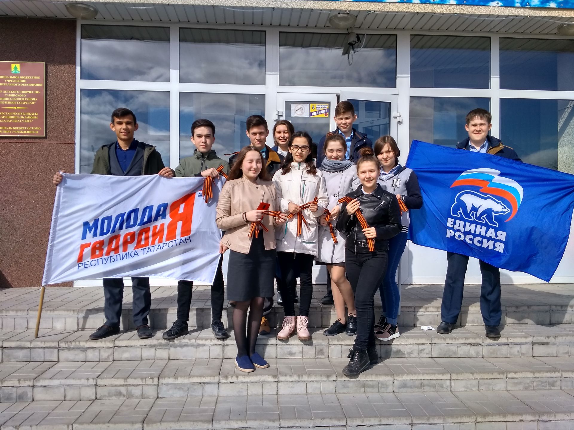 МОЛОДОГВАРДЕЙЦЫ ПОЗДРАВИЛИ с ПРАЗДНИКОМ ВЕЛИКОЙ ПОБЕДЫ!