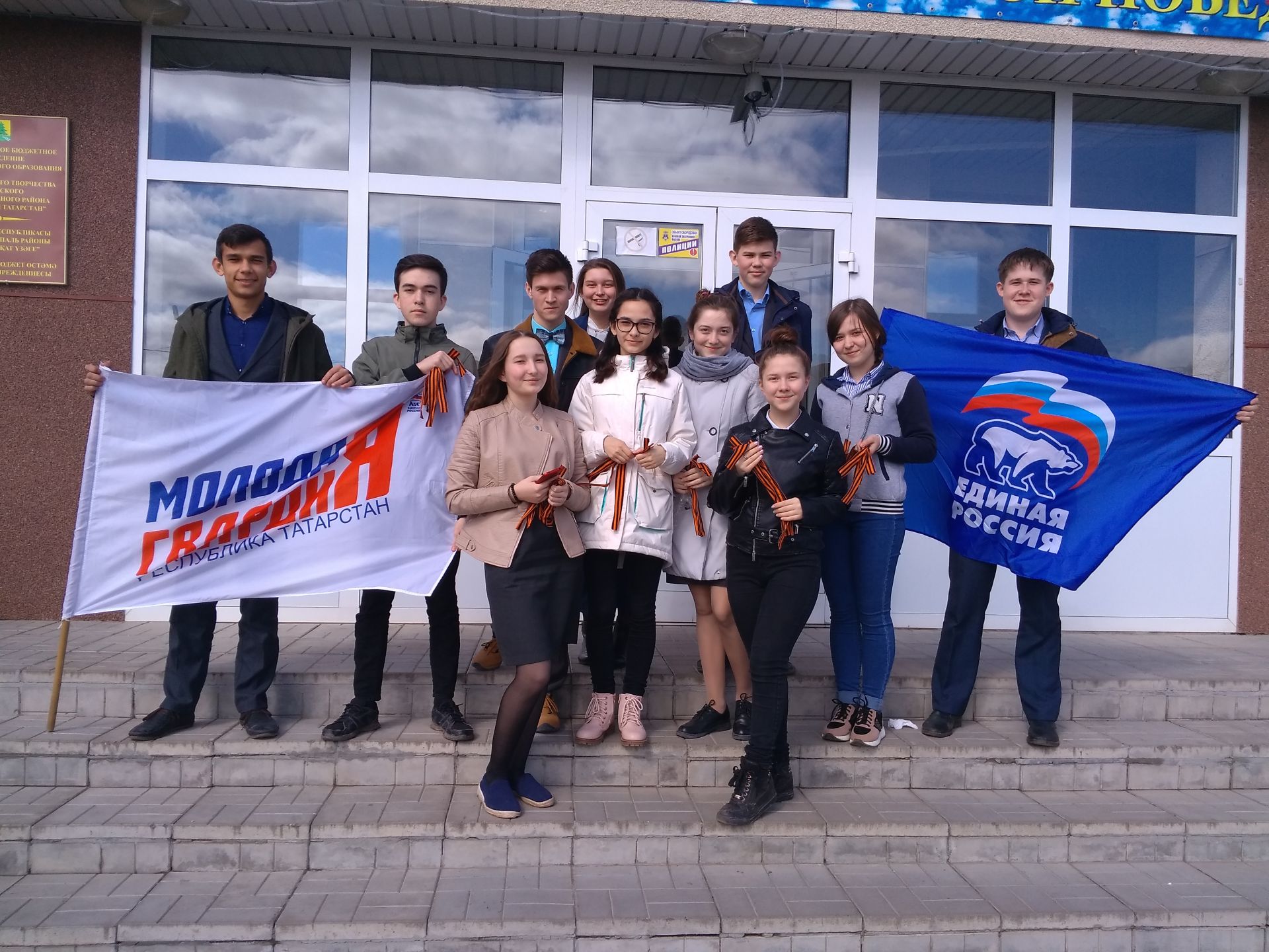 МОЛОДОГВАРДЕЙЦЫ ПОЗДРАВИЛИ с ПРАЗДНИКОМ ВЕЛИКОЙ ПОБЕДЫ!