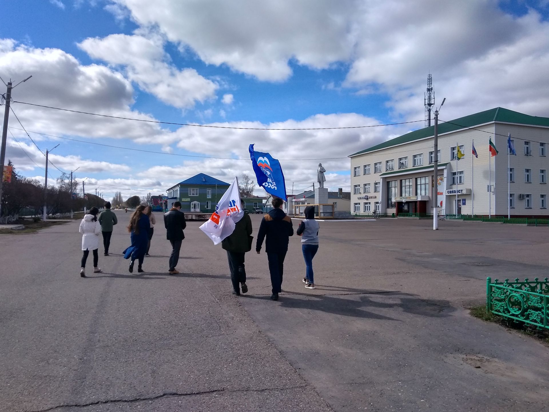 МОЛОДОГВАРДЕЙЦЫ ПОЗДРАВИЛИ с ПРАЗДНИКОМ ВЕЛИКОЙ ПОБЕДЫ!