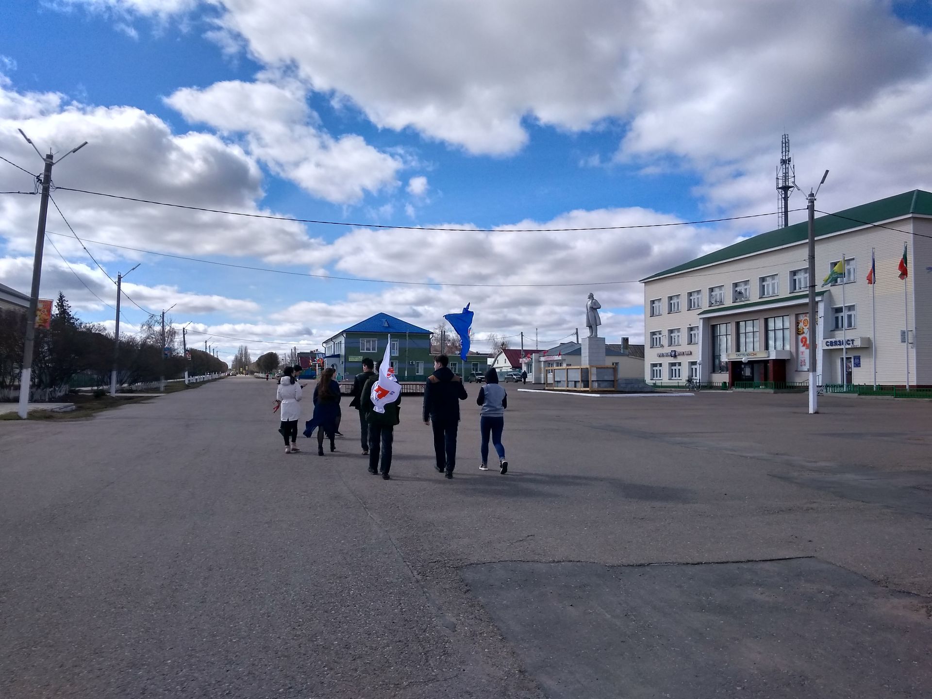МОЛОДОГВАРДЕЙЦЫ ПОЗДРАВИЛИ с ПРАЗДНИКОМ ВЕЛИКОЙ ПОБЕДЫ!