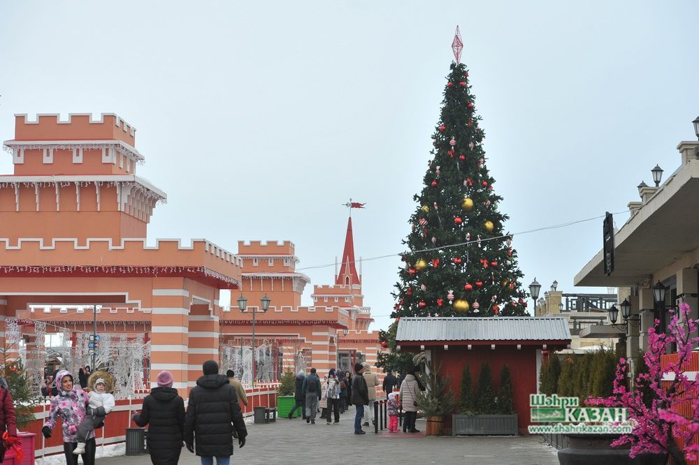 Казан Кремле яр буенда халык бәйрәм итә