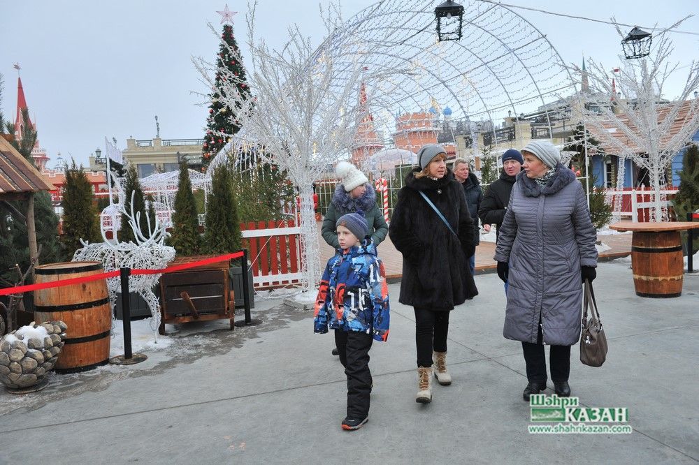 Казан Кремле яр буенда халык бәйрәм итә