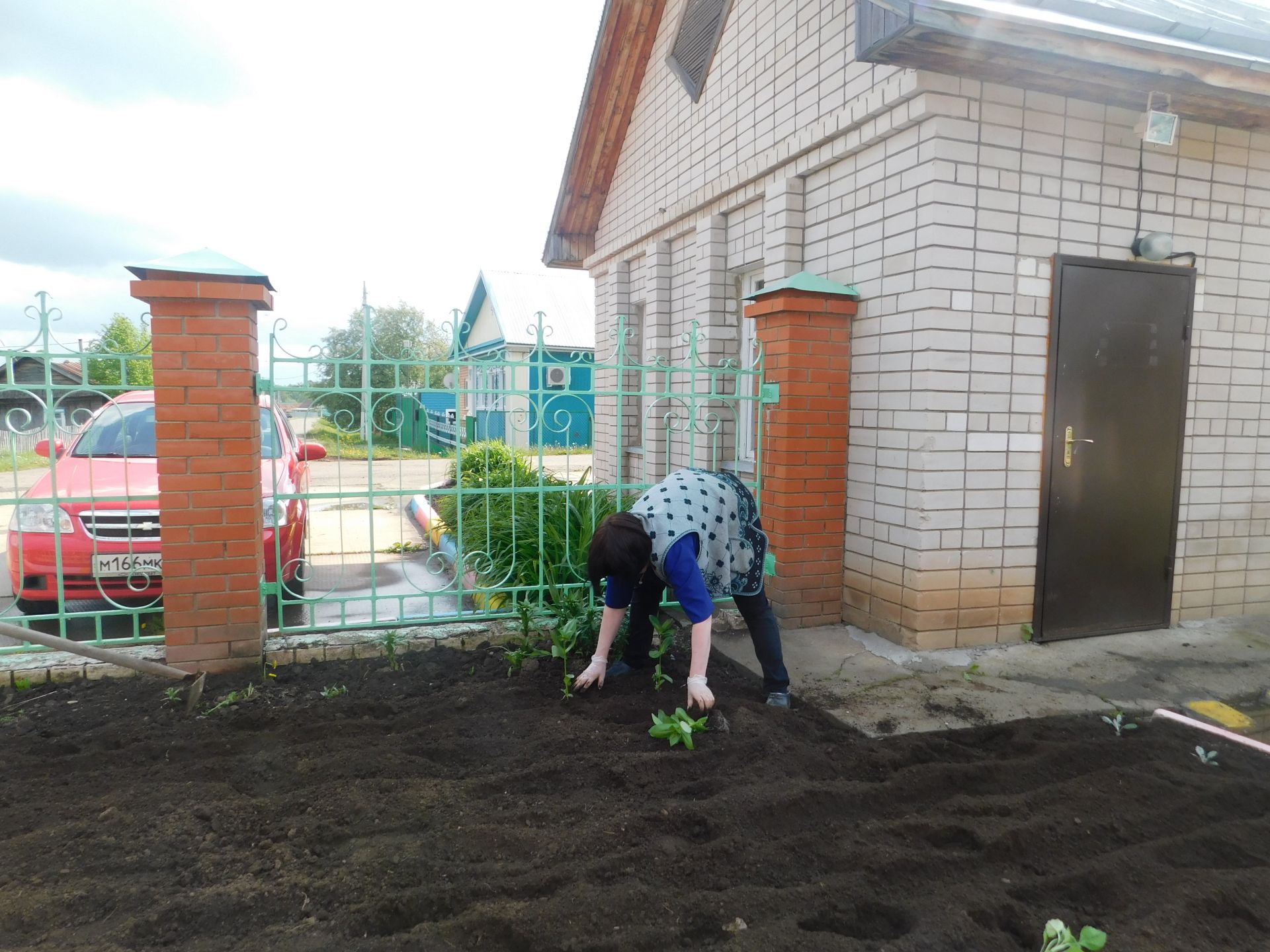 Лесхоз картлар һәм инвалидлар йортында яшелләндерү эшләре