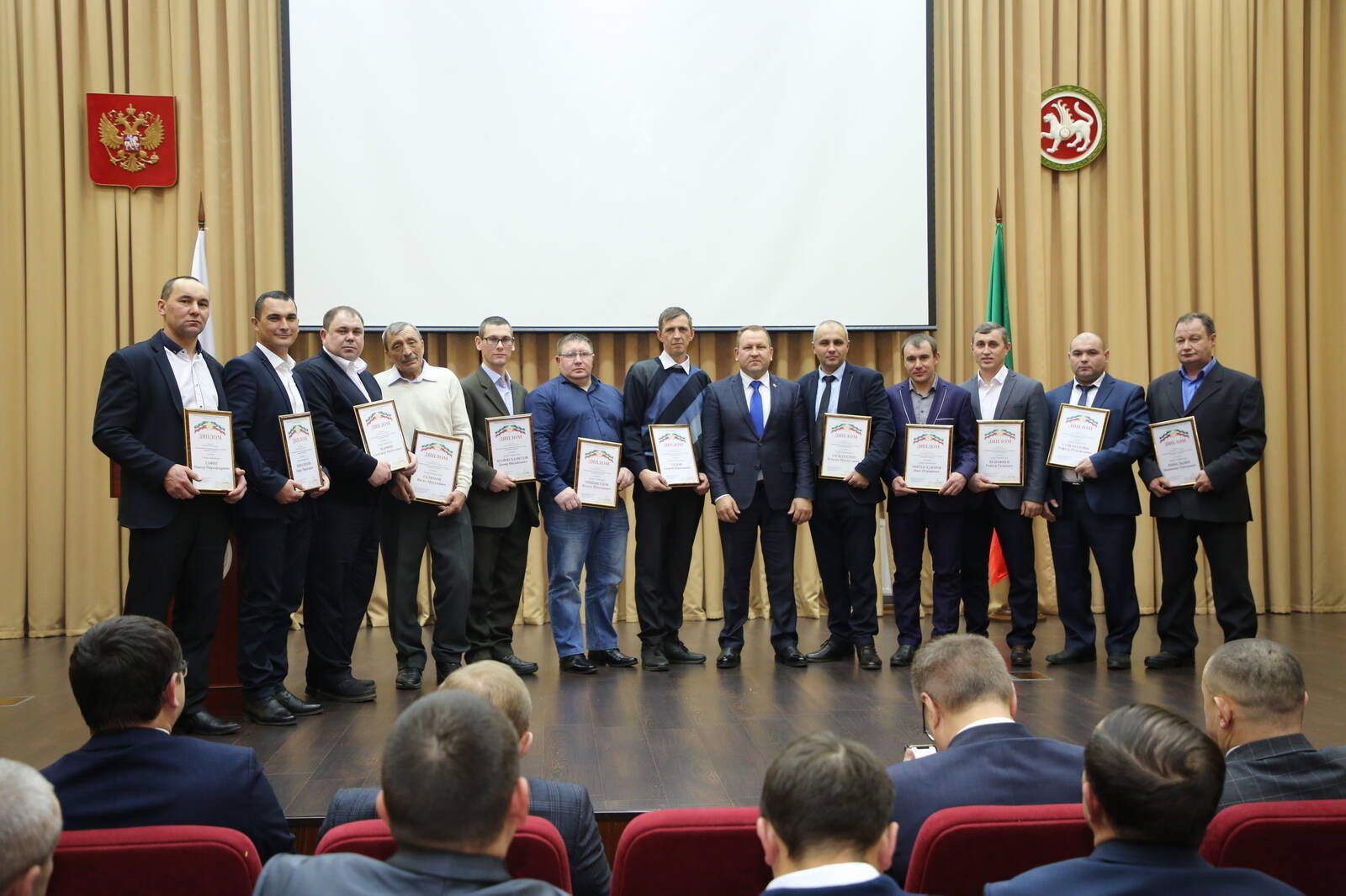 В Минсельхозпроде РТ объявили 100 лучших работников аграрной отрасли Татарстана: одним из победителей стал ветеринар из Сабинского района