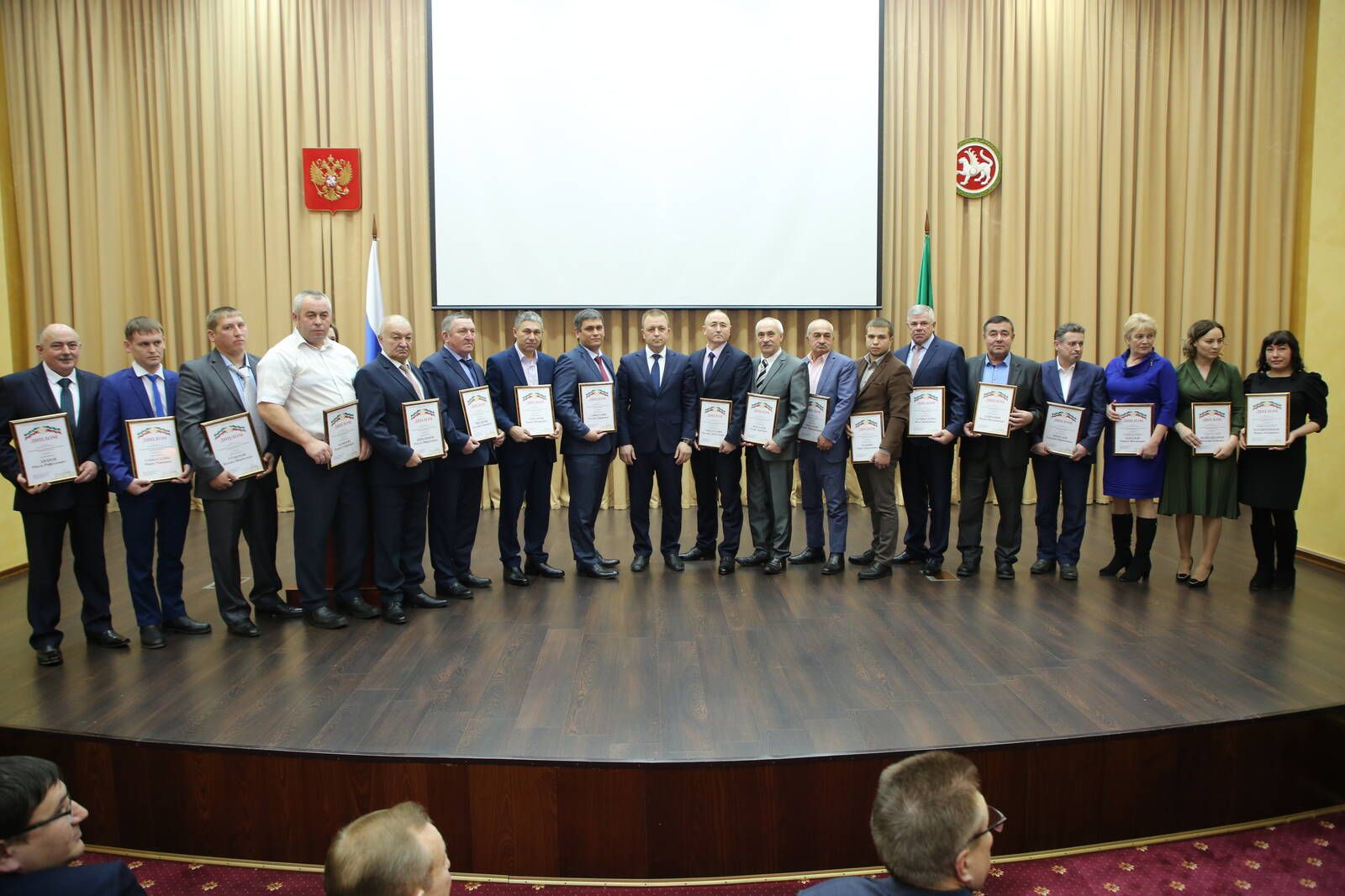 В Минсельхозпроде РТ объявили 100 лучших работников аграрной отрасли Татарстана: одним из победителей стал ветеринар из Сабинского района