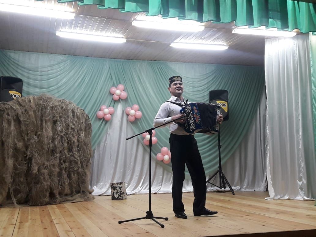 Кызыл Мишә мәдәният йортында Эзмә авыл җирлеге узешчәннәренең иҗат отчет концерты