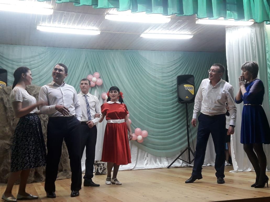 Кызыл Мишә мәдәният йортында Эзмә авыл җирлеге узешчәннәренең иҗат отчет концерты