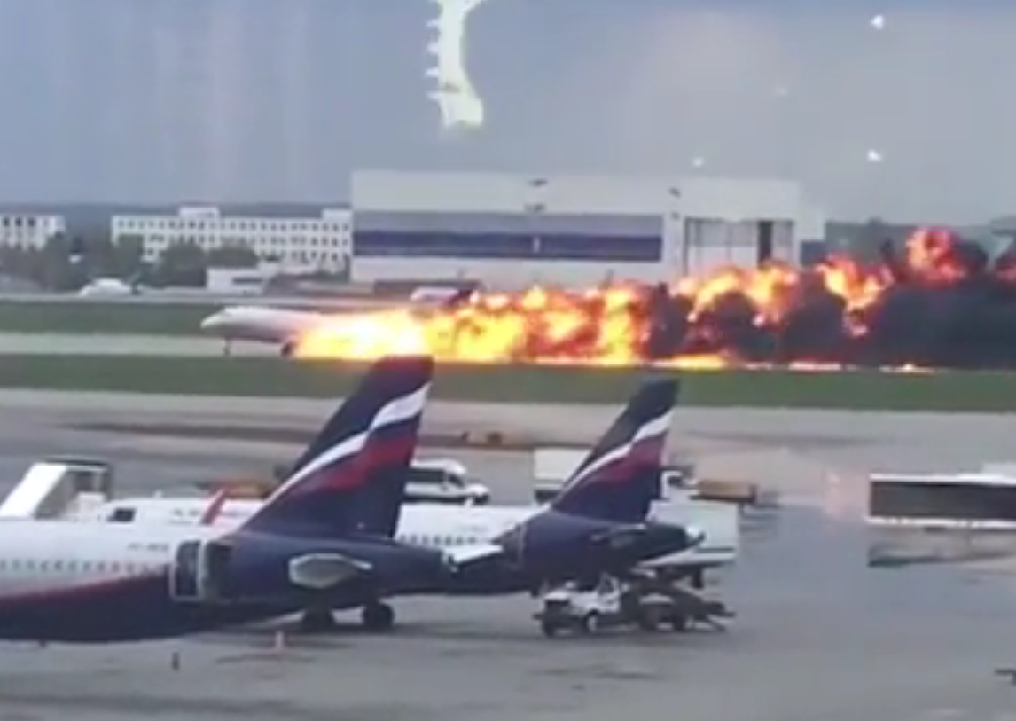 Аэропорт шереметьево 2019. Катастрофа SSJ 100 В Шереметьево. Катастрофа ил 86 в Шереметьево. Ил-86 Дубай посадка без шасси. Авиакатастрофа в Шереметьево 2002 ил-86.