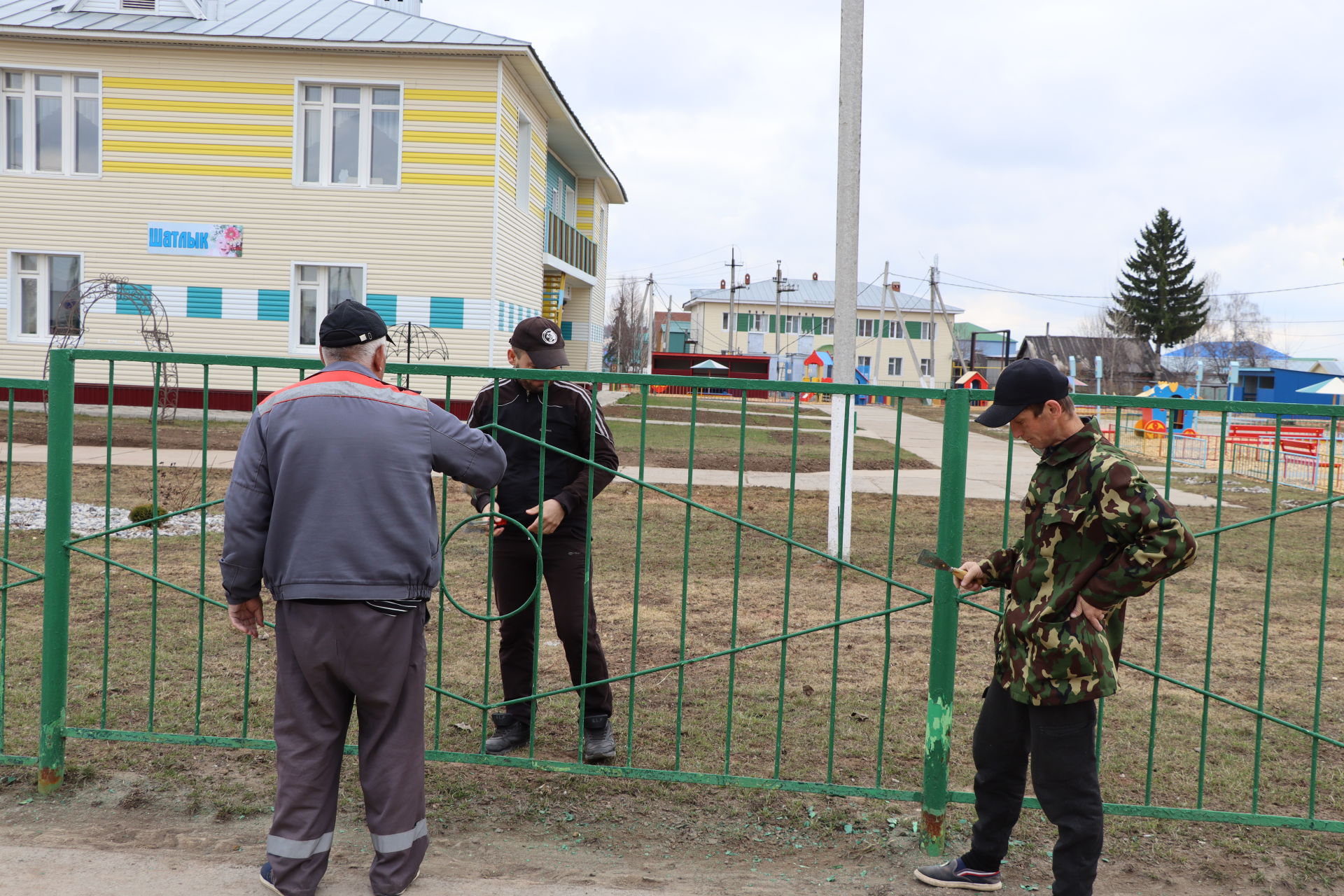 Бүген район оешма-предприятиеләр һәм  учреждениеләре  коллективлары бердәм рәвештә шимбә өмәсенә  чыкты.