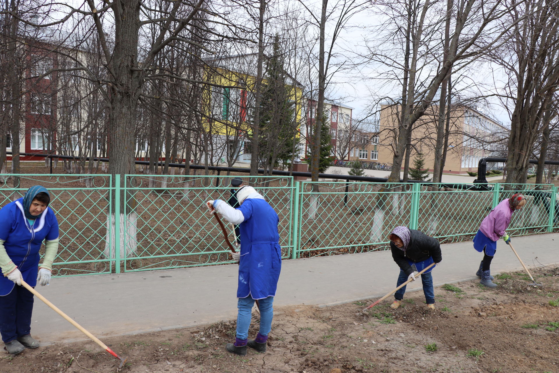 Бүген район оешма-предприятиеләр һәм  учреждениеләре  коллективлары бердәм рәвештә шимбә өмәсенә  чыкты.