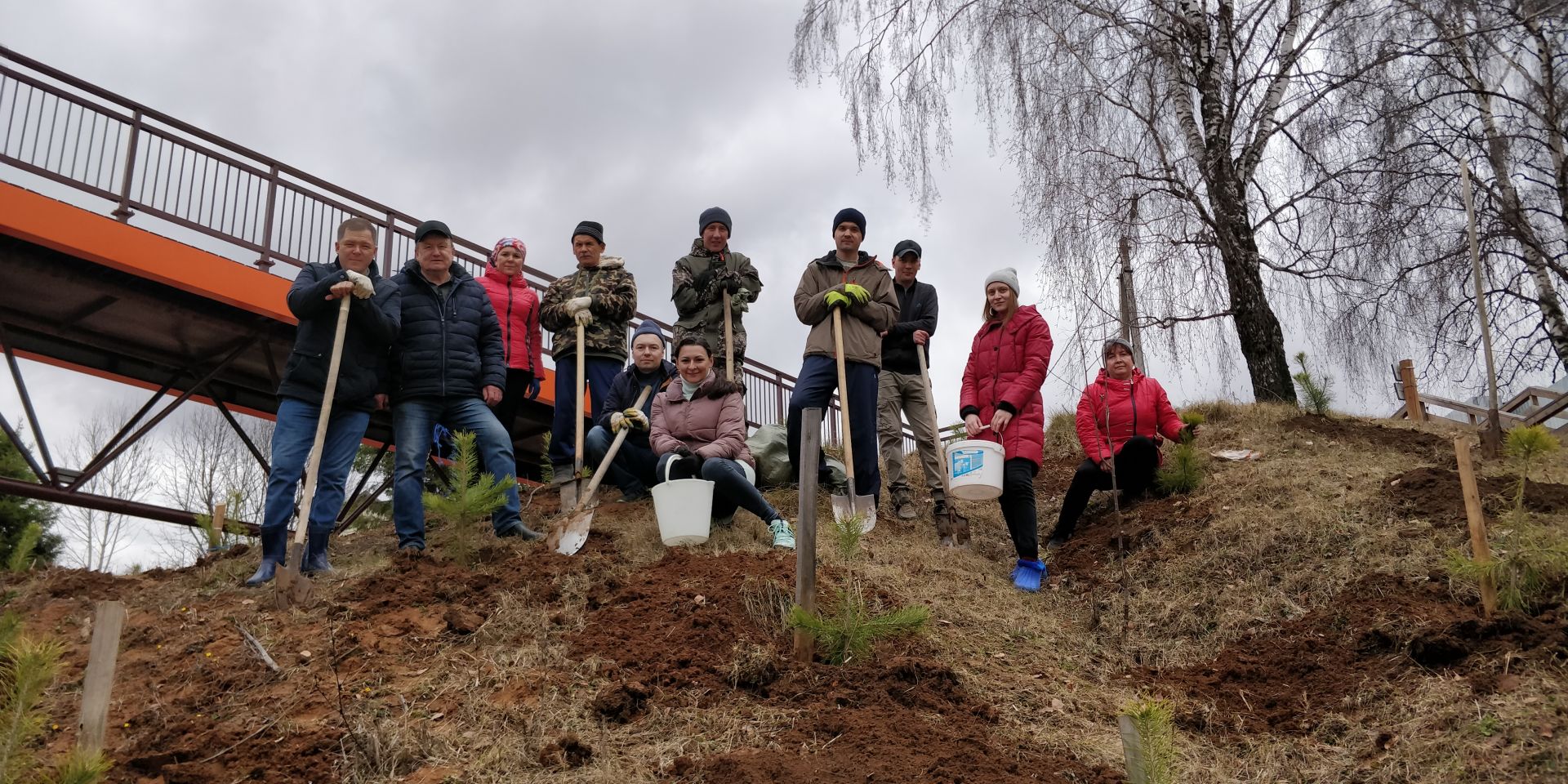 Бүген район оешма-предприятиеләр һәм  учреждениеләре  коллективлары бердәм рәвештә шимбә өмәсенә  чыкты.