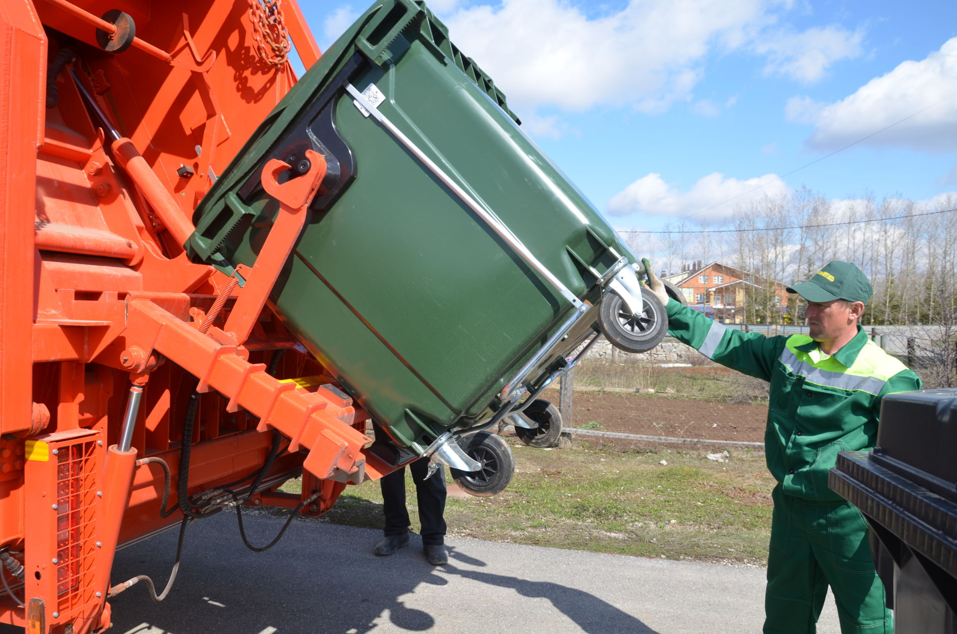 Район  үзәге  урамнарына  евроконтейнерлар  урнаштырылды