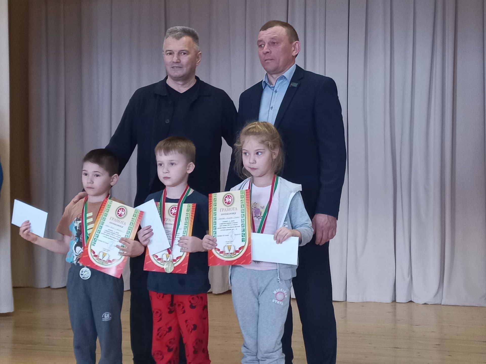 Олы Арташ авылы клубында Рифат Фәлахов истәлегенә&nbsp;милли көрәш буенча районара турнир үткәрелде [+фото]