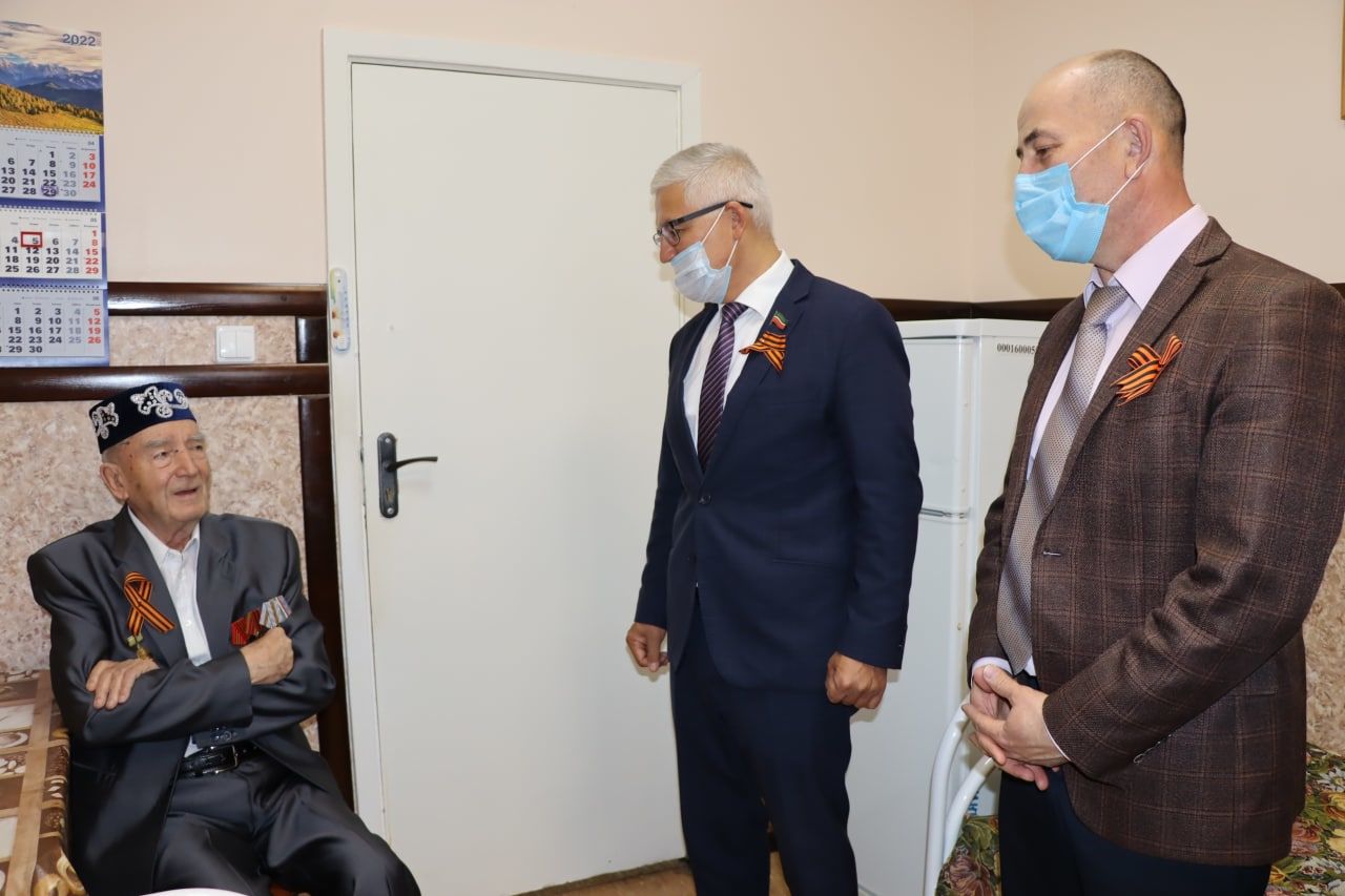 Районыбызда Бөек Җиңүнең 77 еллыгы якынлашкан Бәйрәм алды көннәрендә Бөек Ватан сугышы ветераннарына бүләкләр тапшыру чаралары үткәрелде