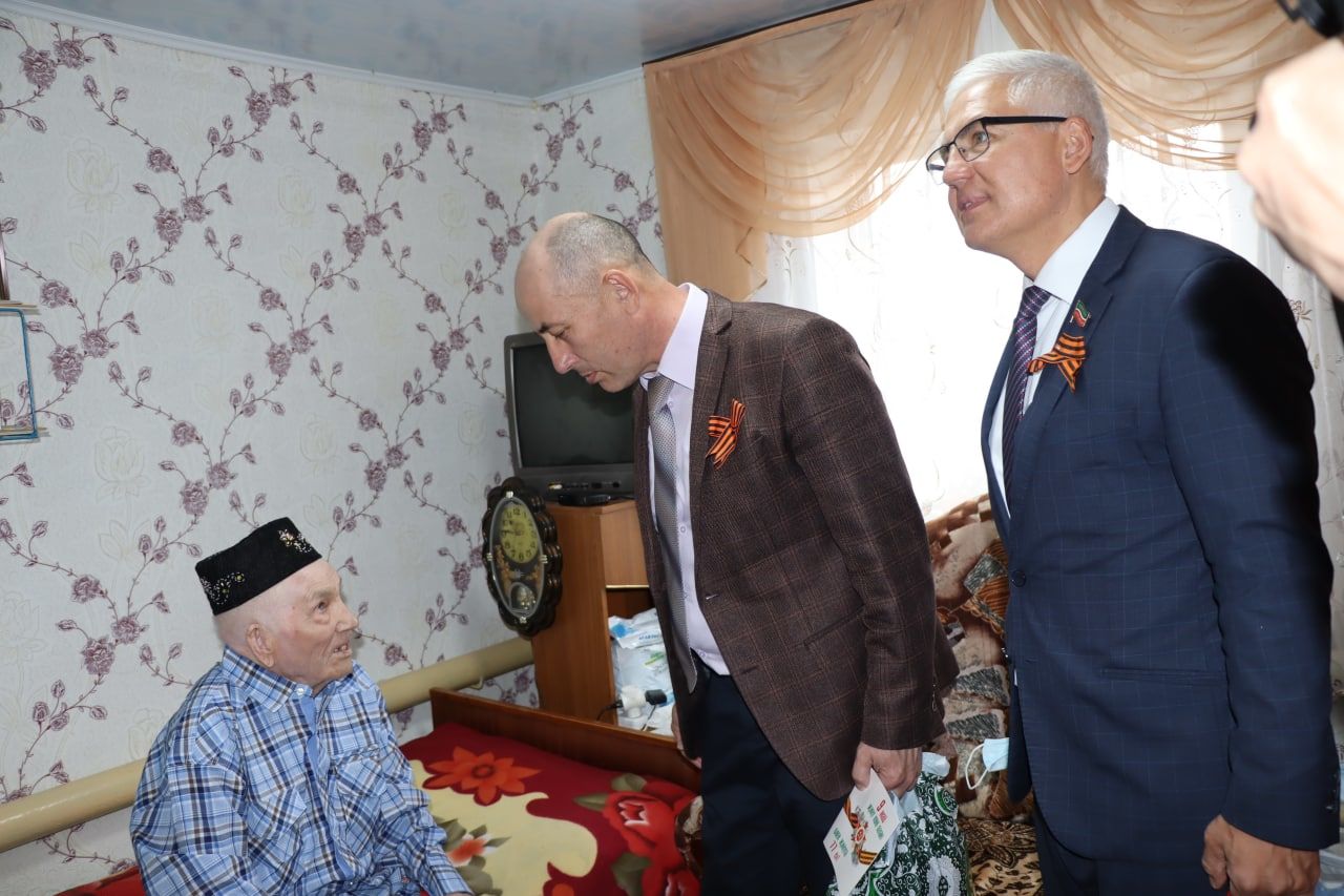 Районыбызда Бөек Җиңүнең 77 еллыгы якынлашкан Бәйрәм алды көннәрендә Бөек Ватан сугышы ветераннарына бүләкләр тапшыру чаралары үткәрелде