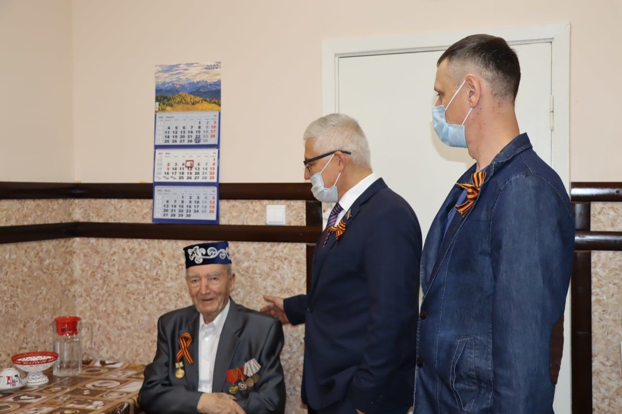 Районыбызда Бөек Җиңүнең 77 еллыгы якынлашкан Бәйрәм алды көннәрендә Бөек Ватан сугышы ветераннарына бүләкләр тапшыру чаралары үткәрелде