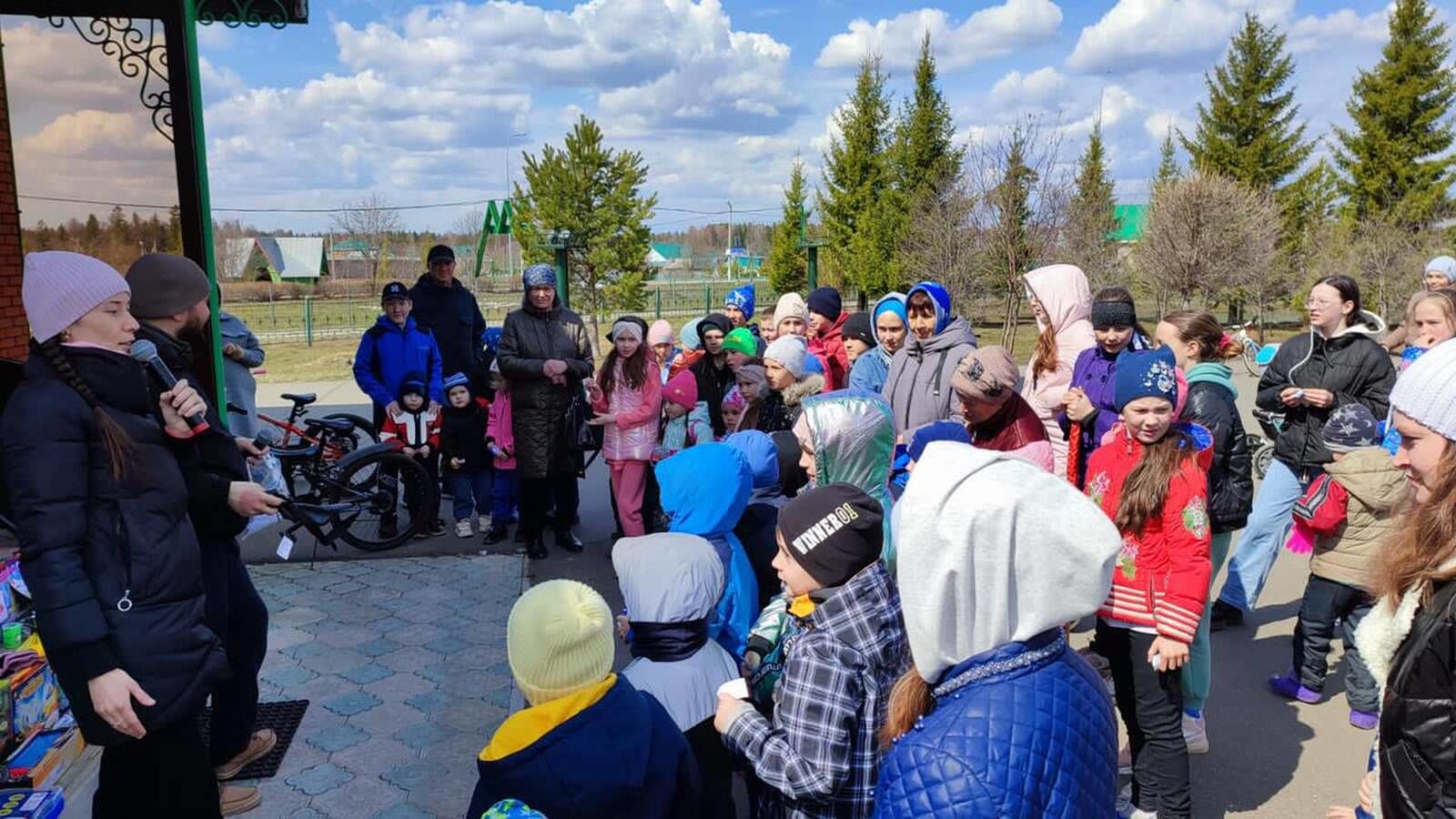 Лесхоз мәдәният йорты хезмәткәрләре балалар өчен күңел ачу уеннары оештырдылар