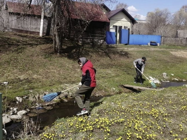 Олы Шыңар мәктәбе укучылары чишмә янын тәртипкә китерделәр