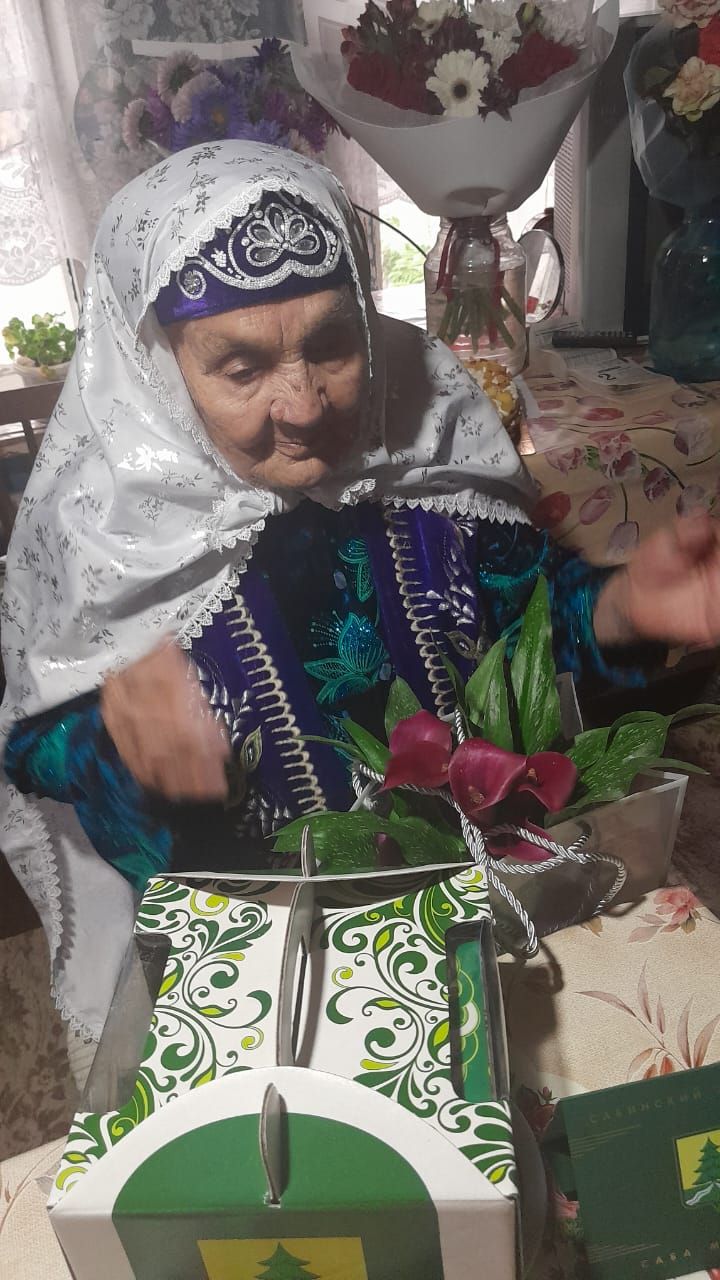 Юбилярлар тәбрикләнде