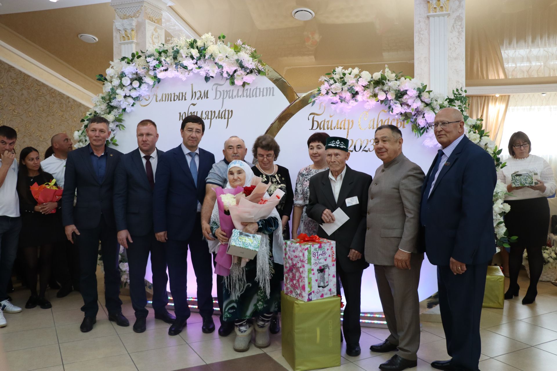 Сабада алтын, бриллиант туйларын билгеләп узучы парларны тәбрикләделәр
