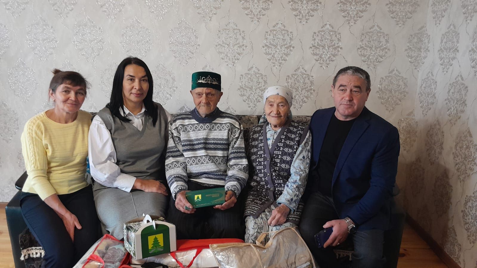 Олы Шыңар авылында яшәүче Равил Ибрай улы Хаҗиев 90 яшьлеген каршылады