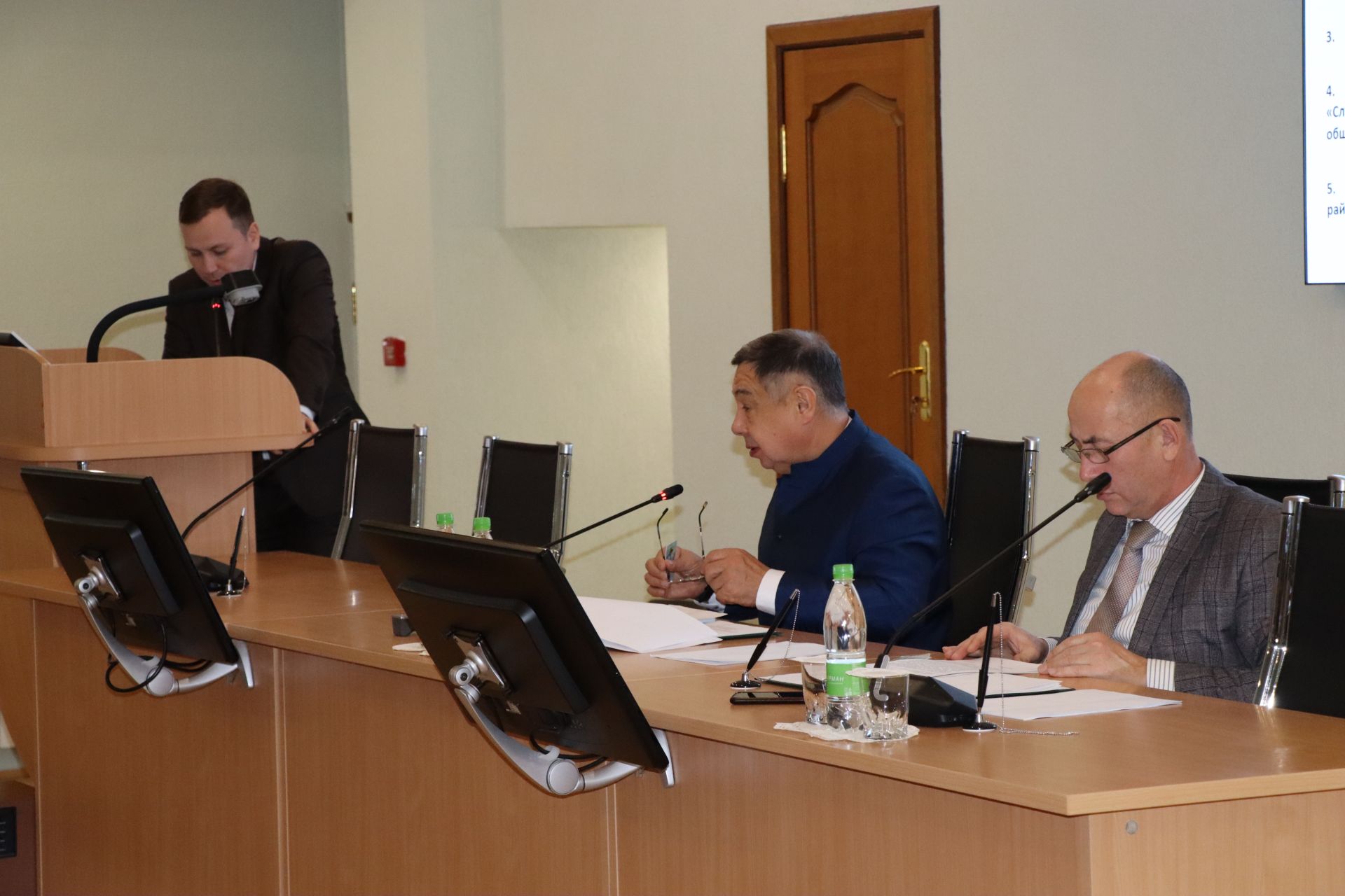 Район Советының чираттагы утырышында социаль  үсеш фаразлары билгеләнде
