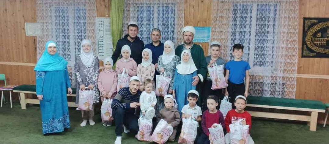 Иләбәр мәчетендә тәравих намазына йөргән балаларга бүләк тапшырганнар