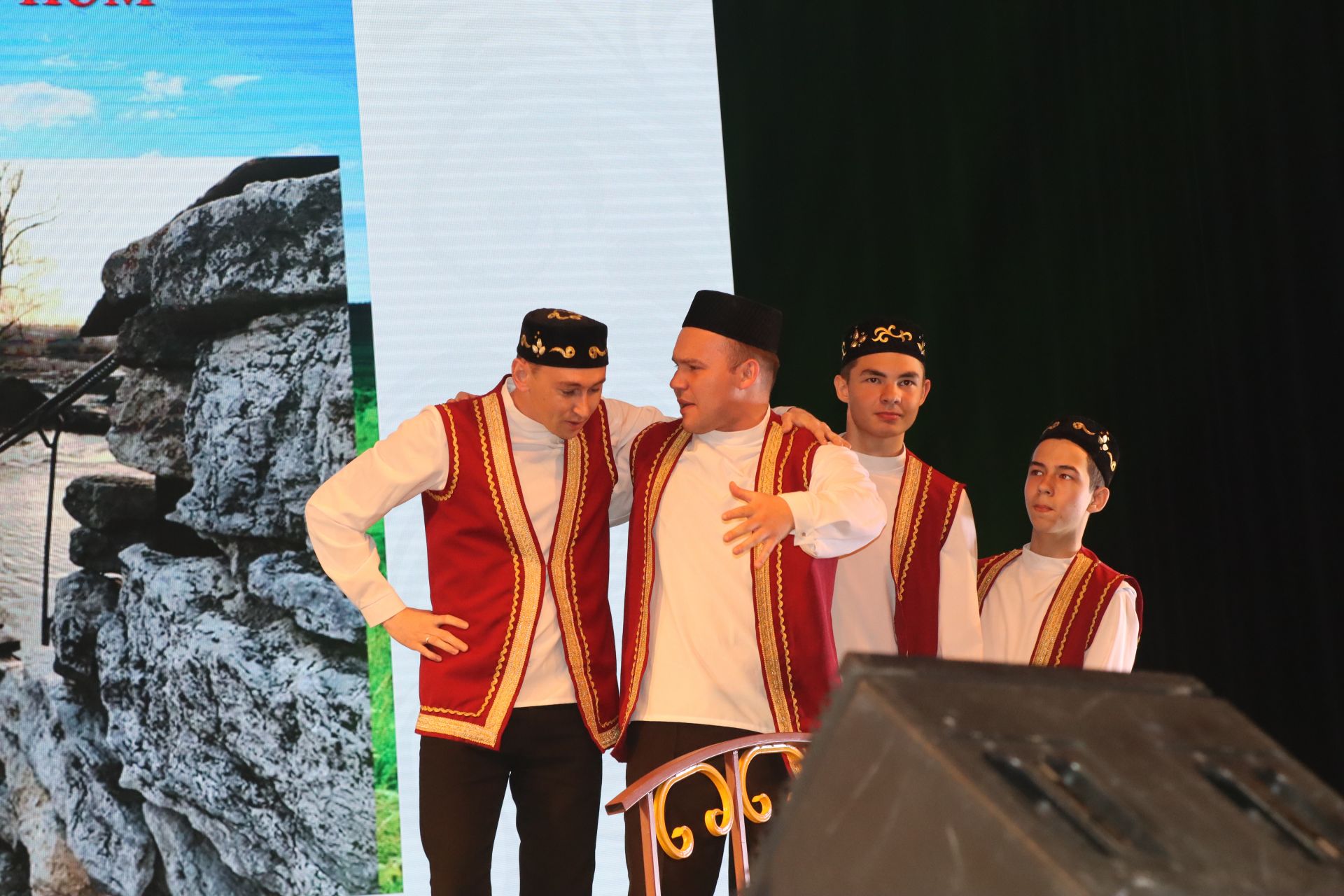 «Гаилә тарихында гасырлар кайтавазы» шәҗәрә фестивалендә җиңү яулаган Хантимеровларны Рөстәм Миңнеханов бүләкләде [фоторепортаж]