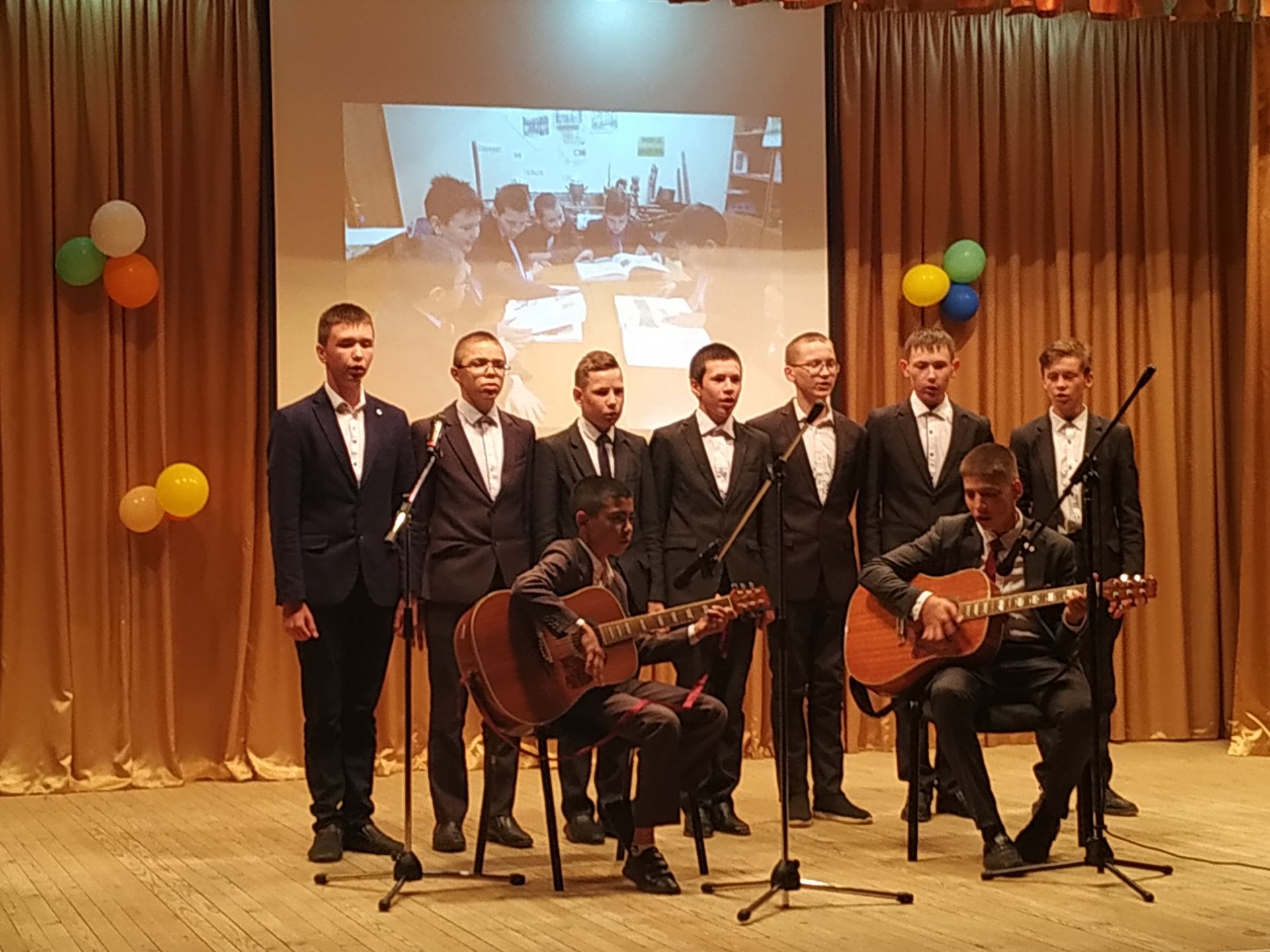 «Укырга кызык, укытырга кызык»: Иштуган мәктәбе концерт бүләк итте [фото]
