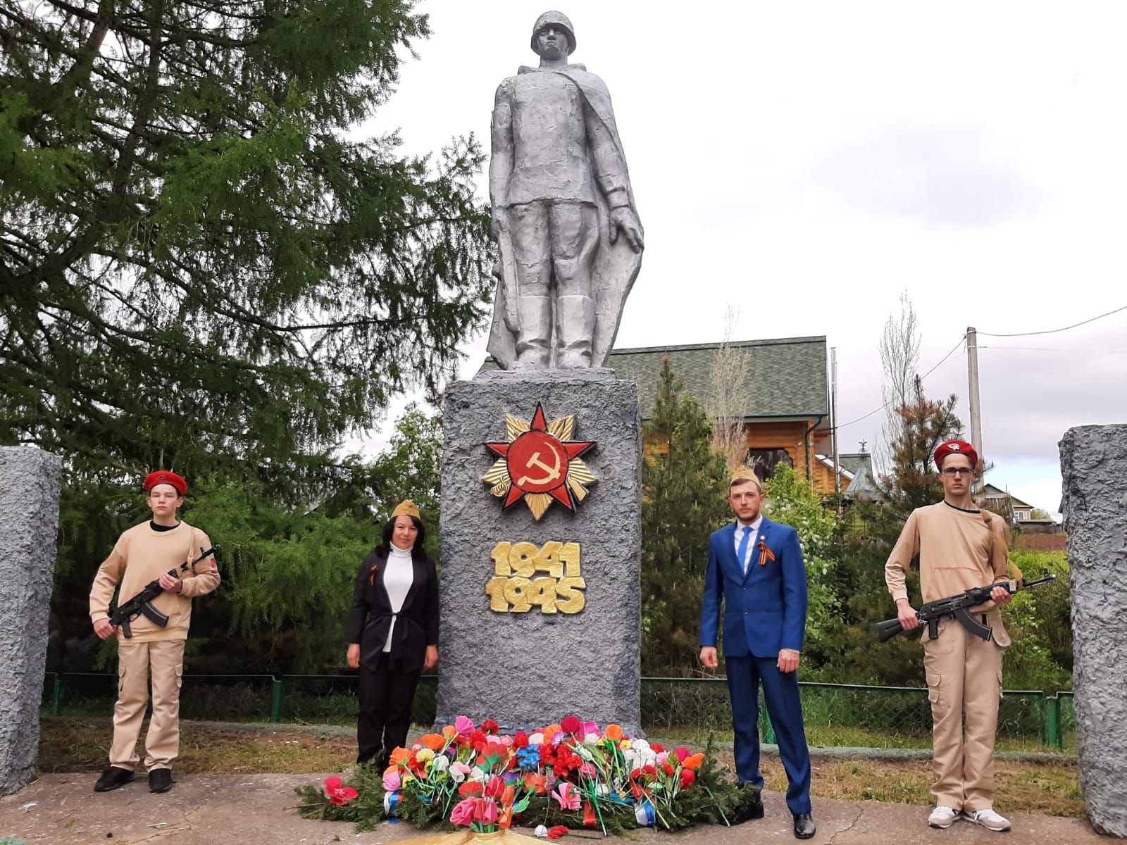 Эзмә күгенә тынычлык символы-шарлар очырдылар