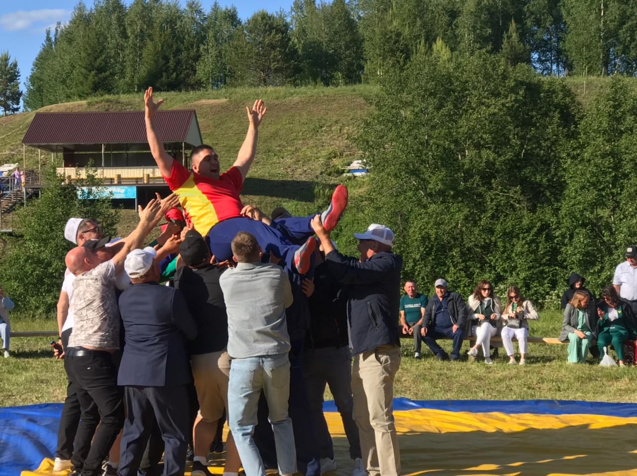 Югары Симет авылында узган Сабантуйда  иң тырыш авыл хезмәтчәннәре тәбрикләнде