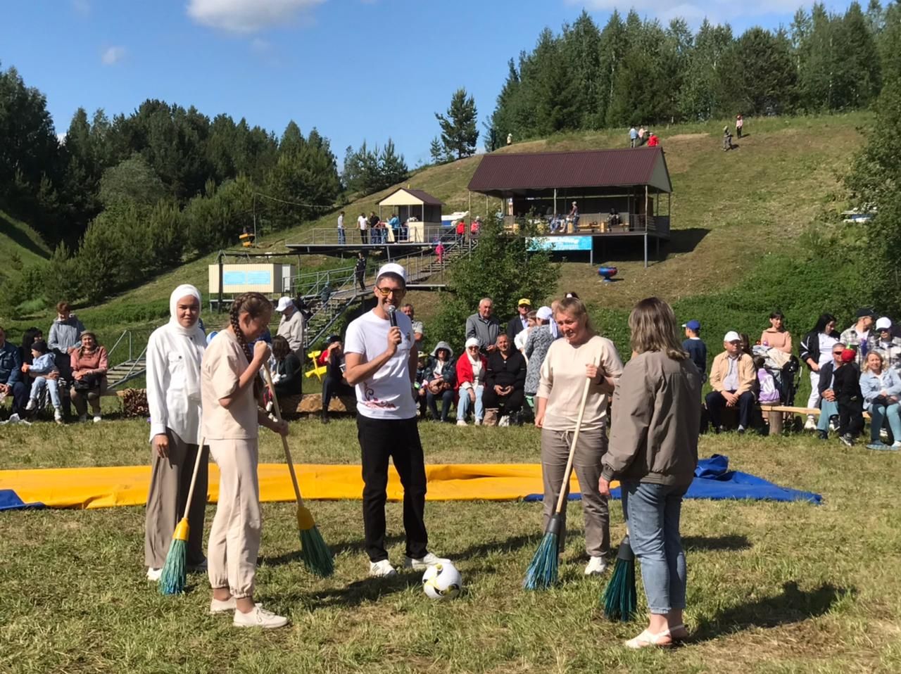 Югары Симет авылында узган Сабантуйда  иң тырыш авыл хезмәтчәннәре тәбрикләнде
