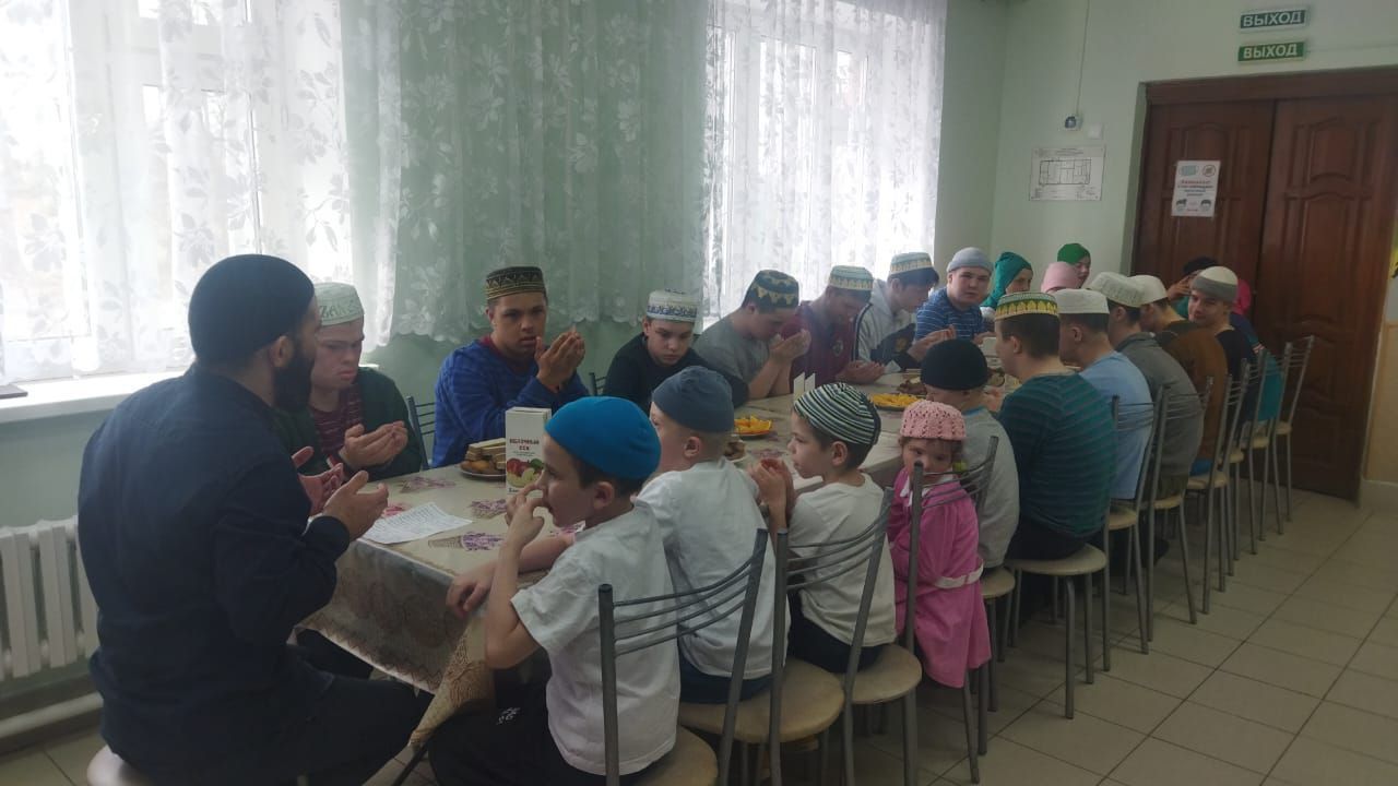 «Иң беренче чиратта балаларны чисталыкка  һәм хезмәткә өйрәтәбез»