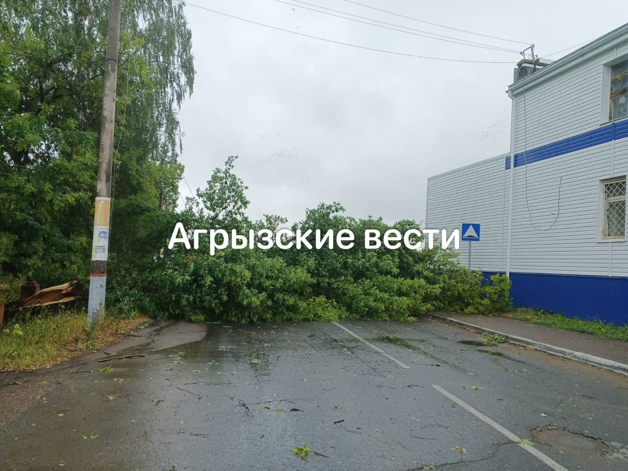 Әгерҗедә чыккан гарасат агачларны аударган, түбәләрне куптарган, җирле халыкны утсыз калдырган