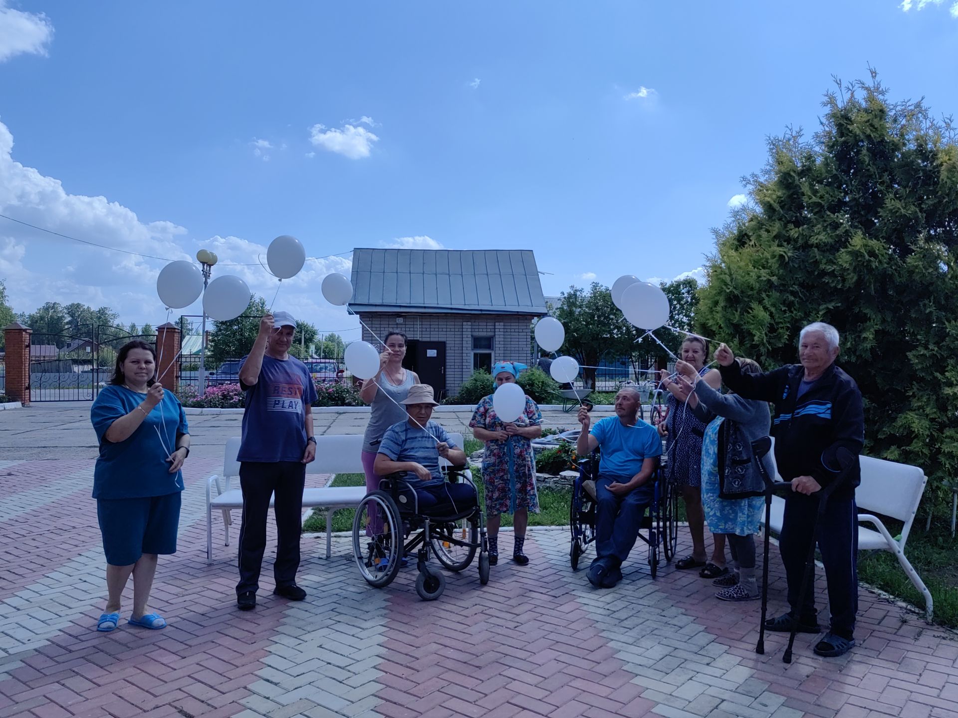 Лесхоз өлкәннәр һәм инвалидлар интернат–йортында сугыш утында һәлак булган балалар истәлегенә күккә ак шарлар очырдылар