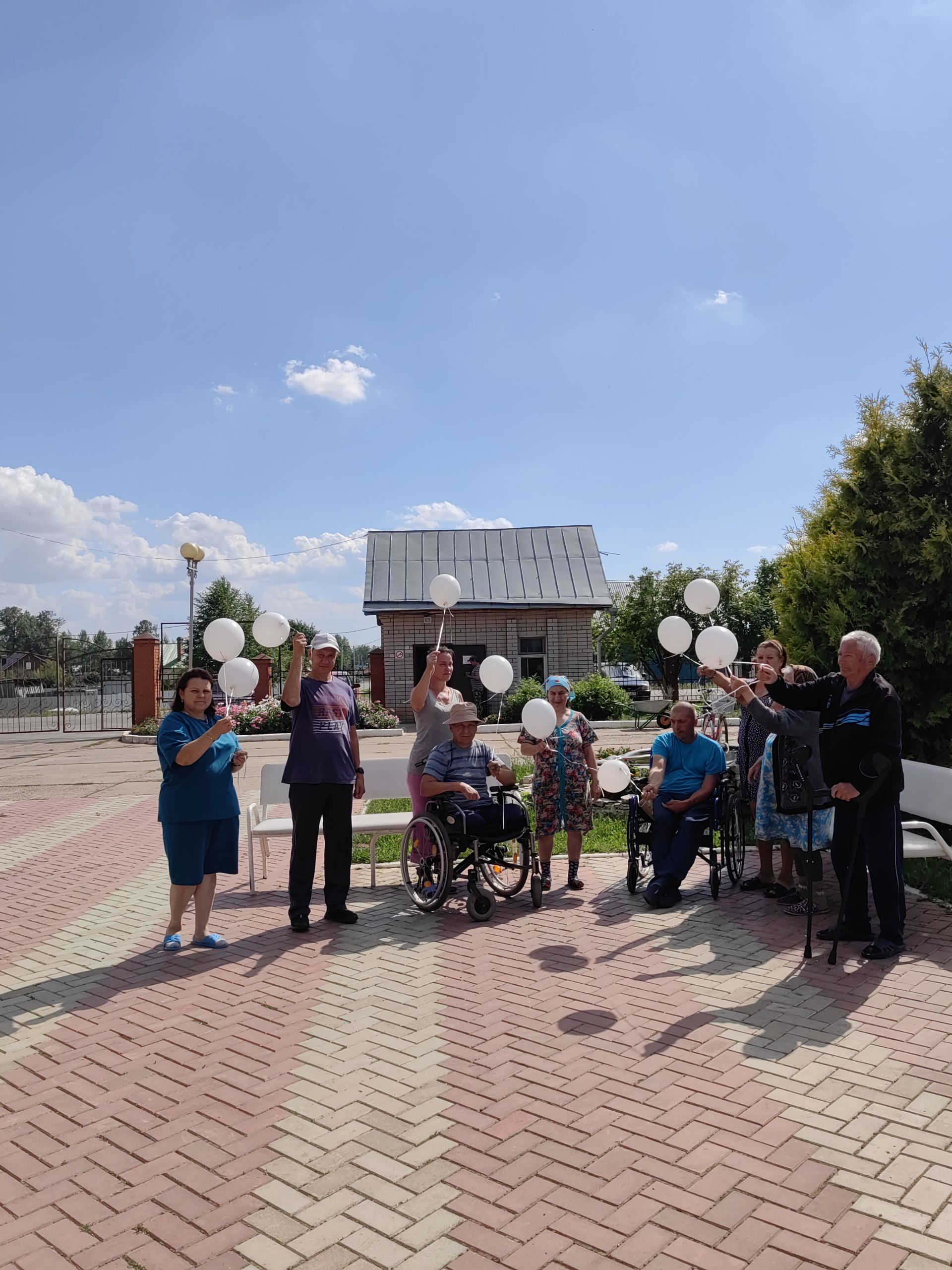 Лесхоз өлкәннәр һәм инвалидлар интернат–йортында сугыш утында һәлак булган балалар истәлегенә күккә ак шарлар очырдылар