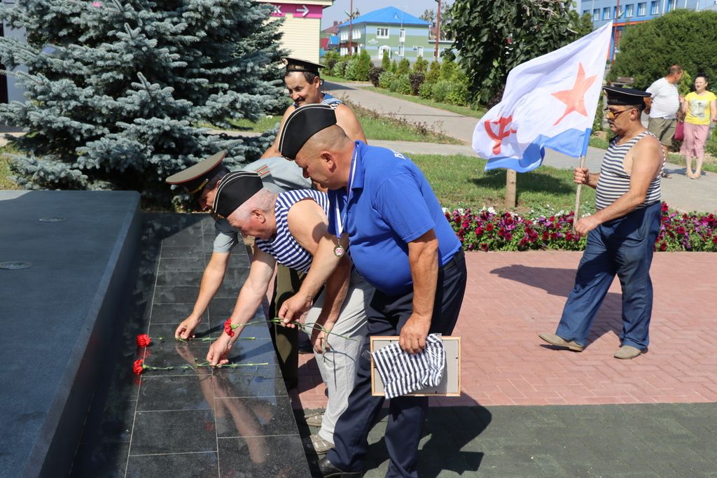 Саба  урамында диңгезчеләр  маршы узды