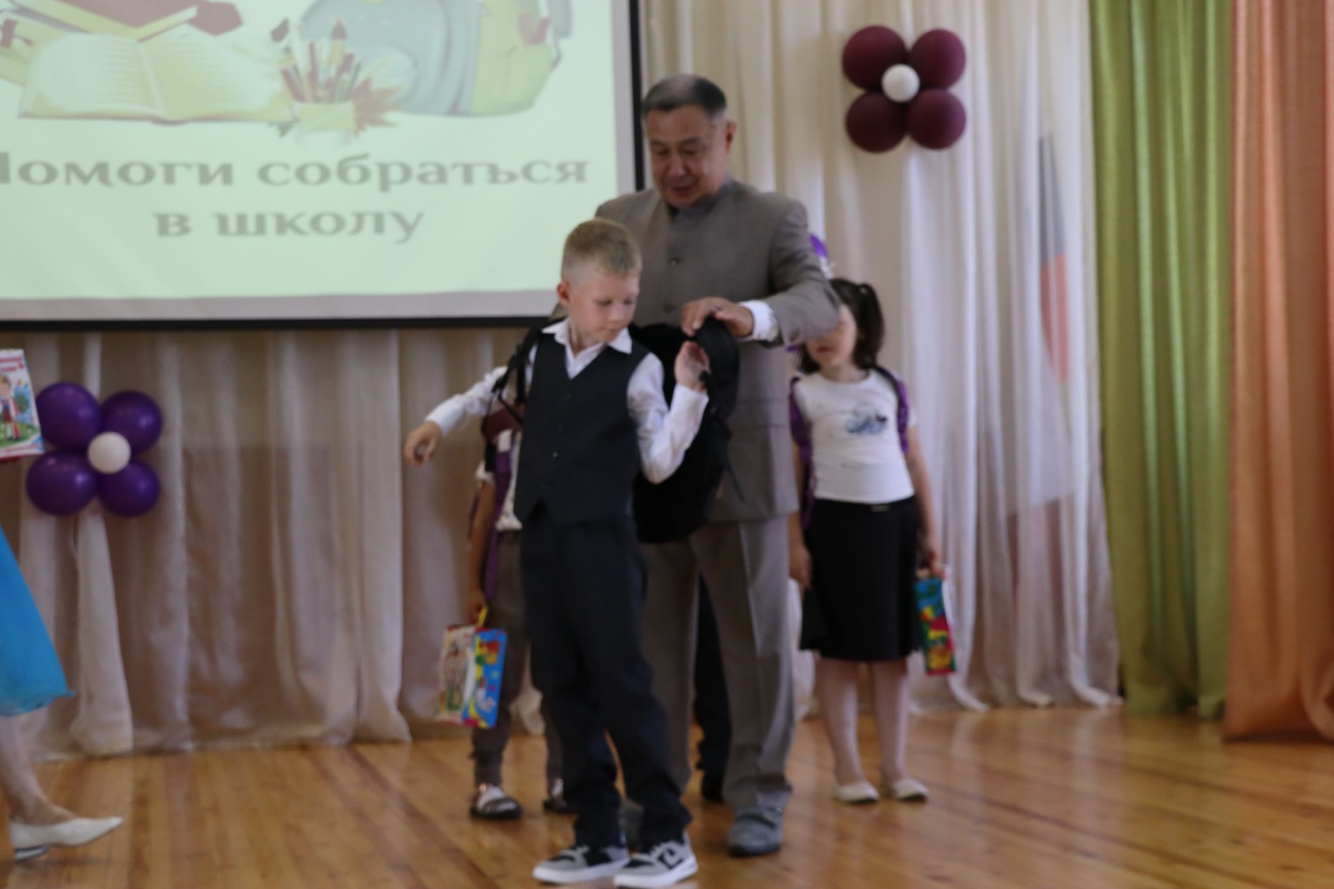 Балалар иҗат үзәгендә “Мәктәпкә җыенырга булыш” хәйрия акциясе узды