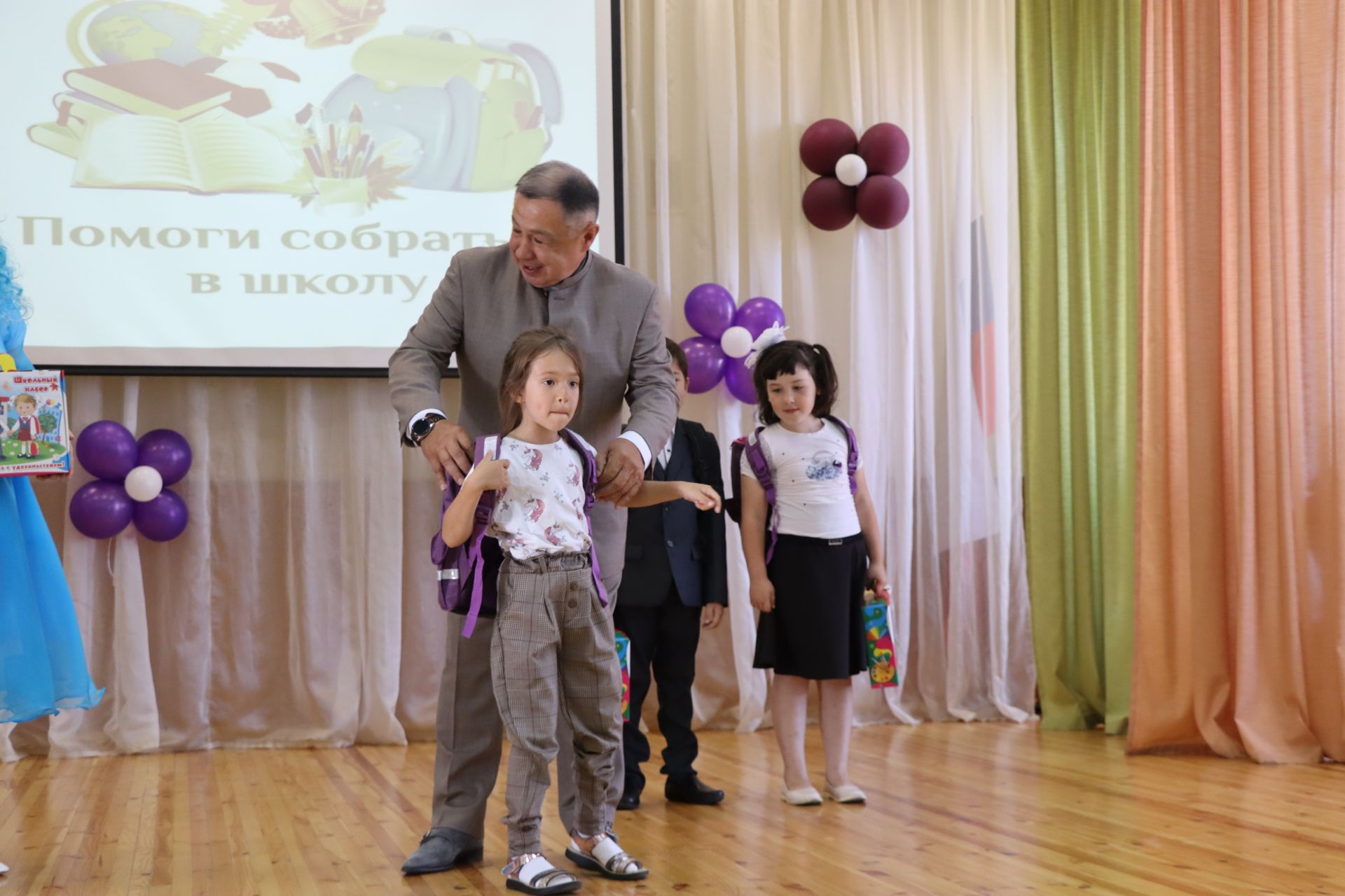 Балалар иҗат үзәгендә “Мәктәпкә җыенырга булыш” хәйрия акциясе узды