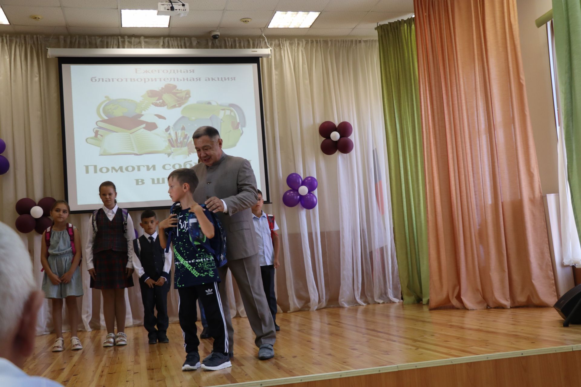 Балалар иҗат үзәгендә “Мәктәпкә җыенырга булыш” хәйрия акциясе узды